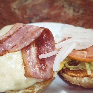 Hamburguesa De Pollo Con Queso Y Bacon