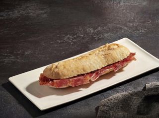 Bocadillo Rústico jamón 5* prem a mano