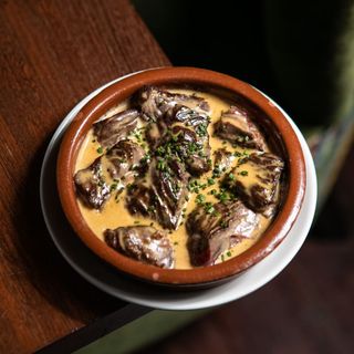 Dados de solomillo a la pimienta verde