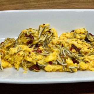 Revuelto de Gulas con Gambas