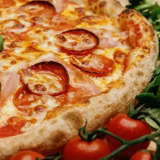 Pizza Artesanal Pepperoni (Mediana)