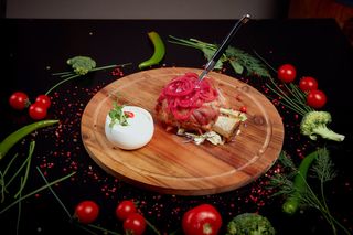 Ciolan de porc rumenit cu cremă de hrean