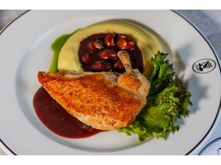 Курча карі з пюре та грибами у винному соусі