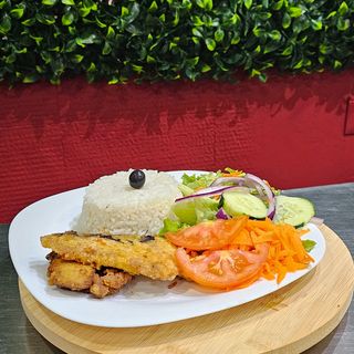 Pezcada com arroz e salada