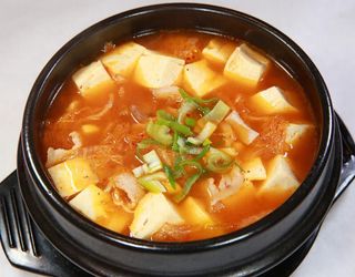 Sopa de kimchi con cerdo