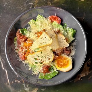Салат з роменом, куркою та соусом цезар (200г)