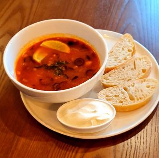 Шакшука з моцарелою та пашотом