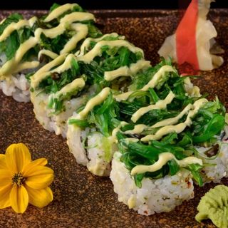 Uramaki wakame roll