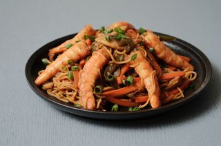 Ձվի լապշա ծովամթերքի խառնուրդով