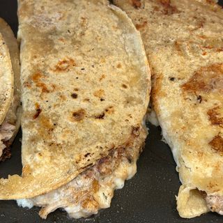 QUESADILLA DE COCHINITA PIBIL