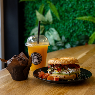 Bagel + Postre + Bebida