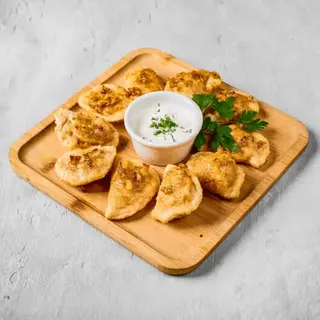 Mix pierogów opiekanych z sosem śmietanowo-ziołowym 10 szt.