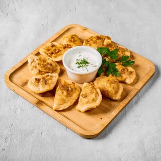 Mix pierogów opiekanych z sosem śmietanowo-ziołowym 10 szt.
