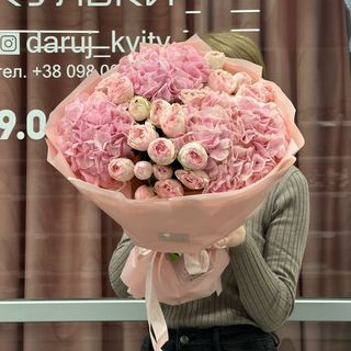 Букет з 3 гортензією та 11 піоновидних кущових троянд Менсфілд парк