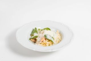 Лингвини с лососем шпинатом и страчателой