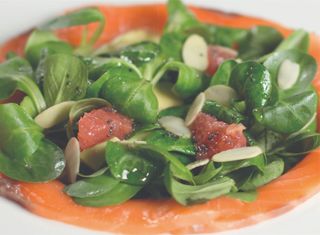 ორაგულის სალათი ავოკადოთი, გრეიპფრუტით და  ციტრუსის სოუსით