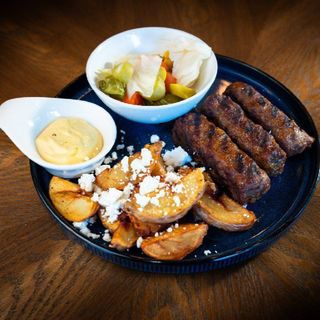 Mici, murături asortate, mutșar, cartofi deppers cu brânză rasă