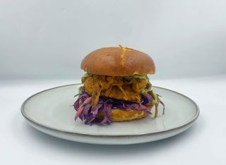 Burger z szarpanym żeberkiem BBQ