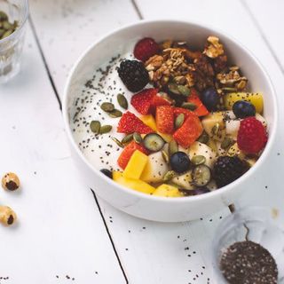 Granola con yogur y fruta