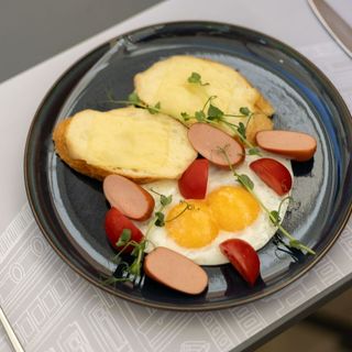 Яєчна глазунья з ковбасками (230 г)