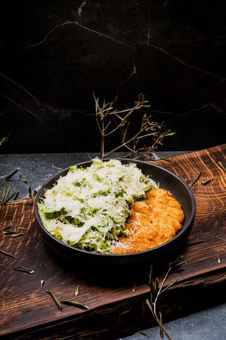 Salată „Caesar" cu fileu de pui crocant