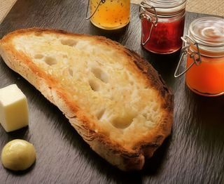 Tostada Artesana Mantequilla Y Mermelada