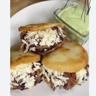 Arepa de pabellón criollo