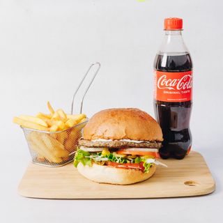 Hamburger sa malim pomfritom i piće