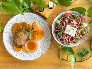 Kaczka z ziemniakami i sosem azjatyckim+ Sałatka grecka