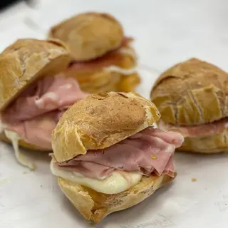 Fiadone ripieno con provola affumicata  e mortadella 