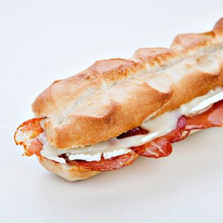 Baguette de Lomo de Bellota Ibérico y Queso Fundido