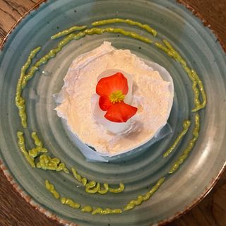 Salată de icre cu gulii murate și pâine prăjită