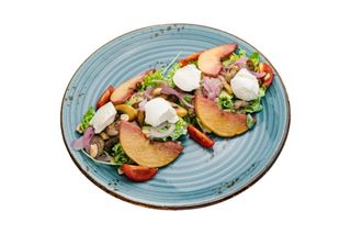 Салат з свининою та крем-сиром