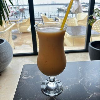 Smoothie pepene galben, mango, ananas & kiwi