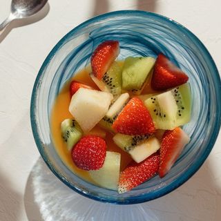 Ensalada de fruta fresca con zumo de naranja, zanahoria y manzan
