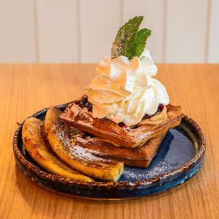 Gofr z masłem orzechowym