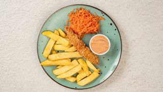 Nuggies z frytkami i surówką 280g