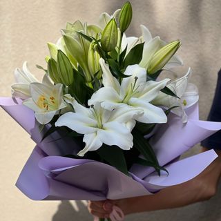 Buchet format din 5 crini naturali