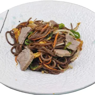 36.Yaki soba Spaghetti di grano saraceno con manzo uova e verdure
