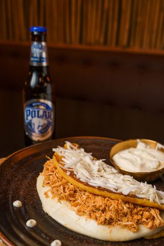 CACHAPA CON QUESO Y POLLO 