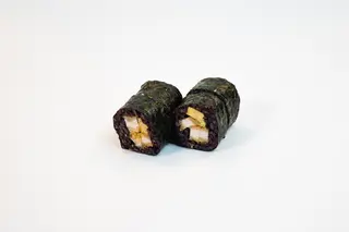 128.Uramaki de pollo negro (4 pzs.)