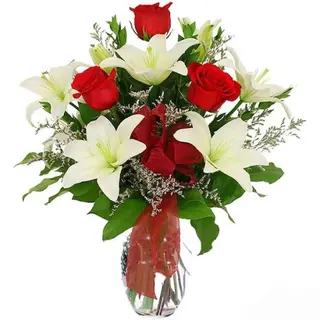 Ramo de rosas y liliums