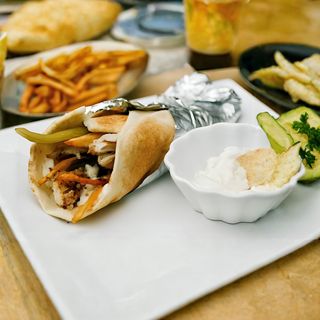 KANAPKA TAUK / TAWOOK  (Z KURCZAKIEM)