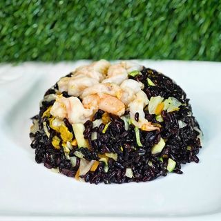 Riso venere saltato con gamberi e verdure