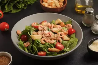 Салат "Цезарь с креветками"