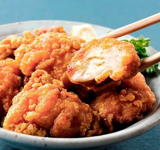 Pollo karage con salsa de la casa