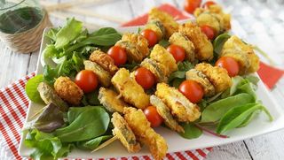 Spiedini di pollo alla griglia con insalata