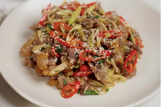 Cielęcina smażona z pikantną cebulą