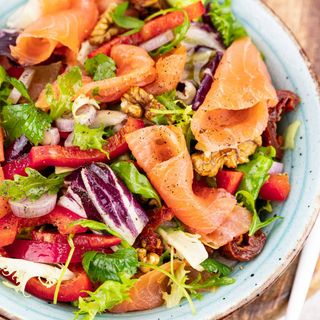 Sałatka z Łososiem oraz Grzanką