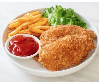 Pechuga de pollo crujiente rebozado con patatas fritas y ensalada